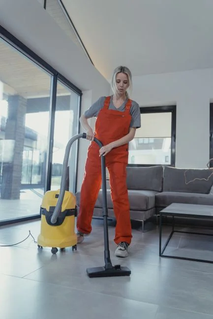 Cleaner cleaning the floor in a laboratory environment